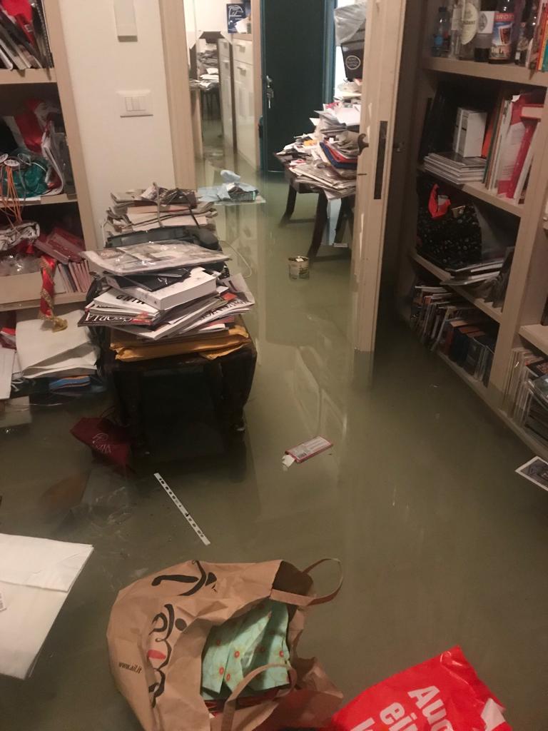 Primo studiolo di Palazzo Cini a San Vio con la scaffalatura bassa sott'acqua