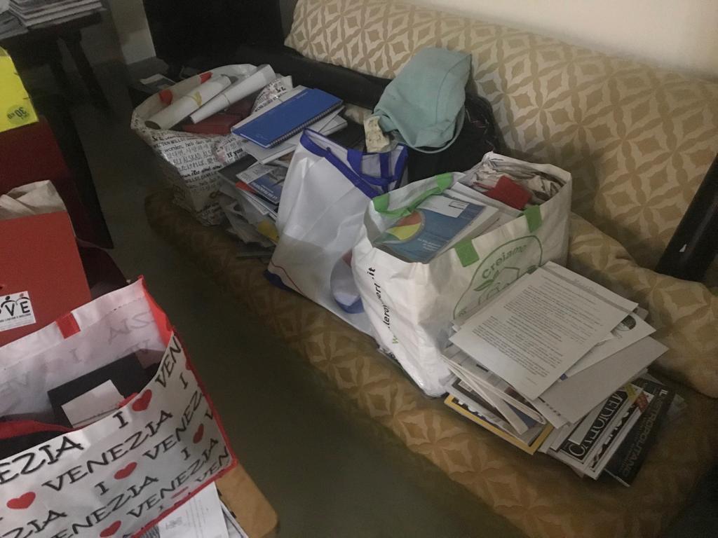 Studiolo ex-Peck: disperato tentativo di salvare libri e carte, ma anche il divano è finito sott'acqua