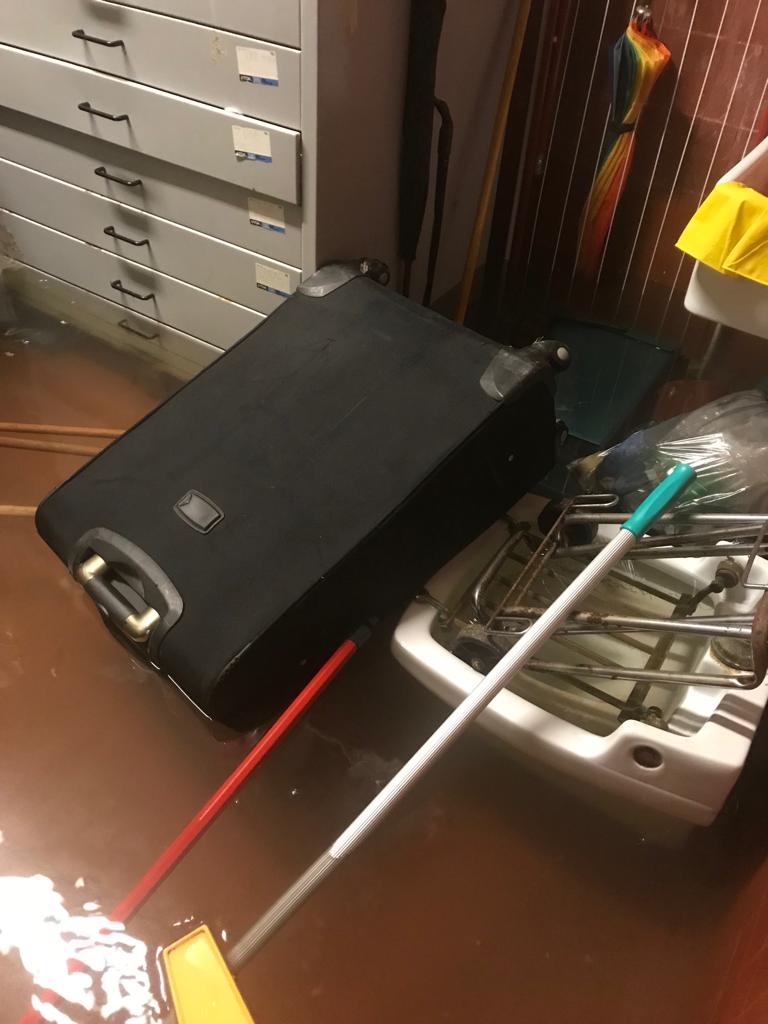 Deposito con un valigione abbattuto