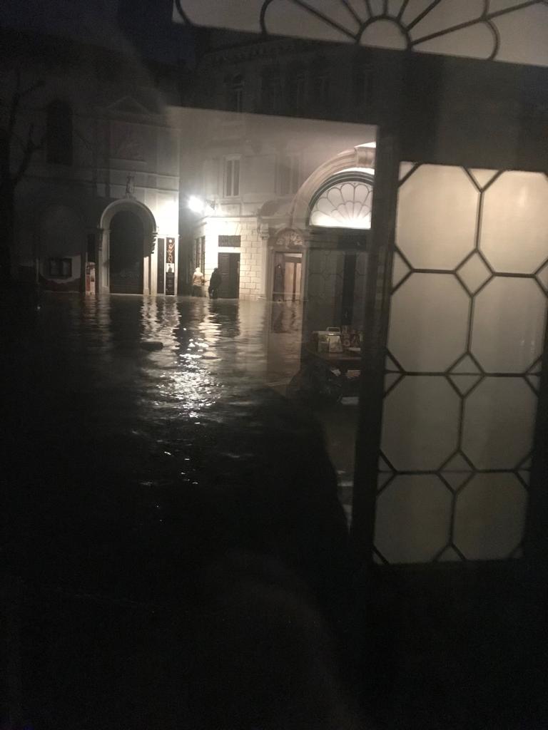 Campo San Vio sommerso oltre il rio