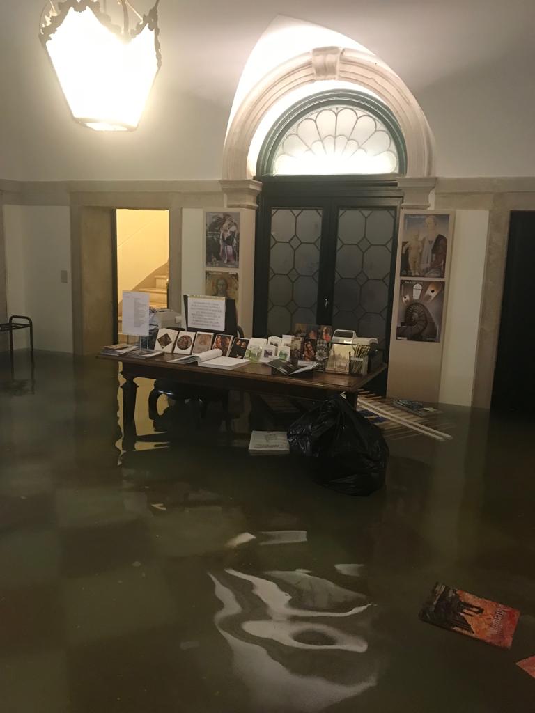 L'atrio di Palazzo Cini con il tavolo della biglietteria