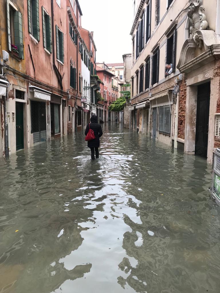 La calle davanti a Palazzo Cini a San Vio con l'acqua che si abbassa