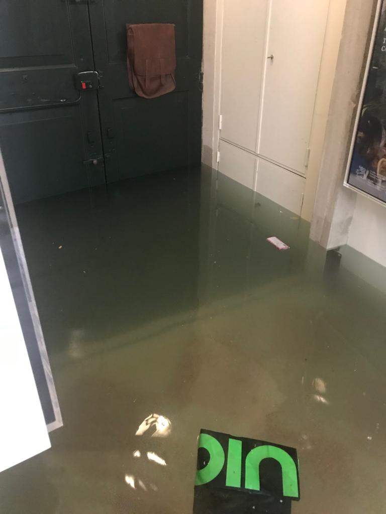Il portone d'ingresso e lo spazio contatori di acqua e gas parzialmente sommersi