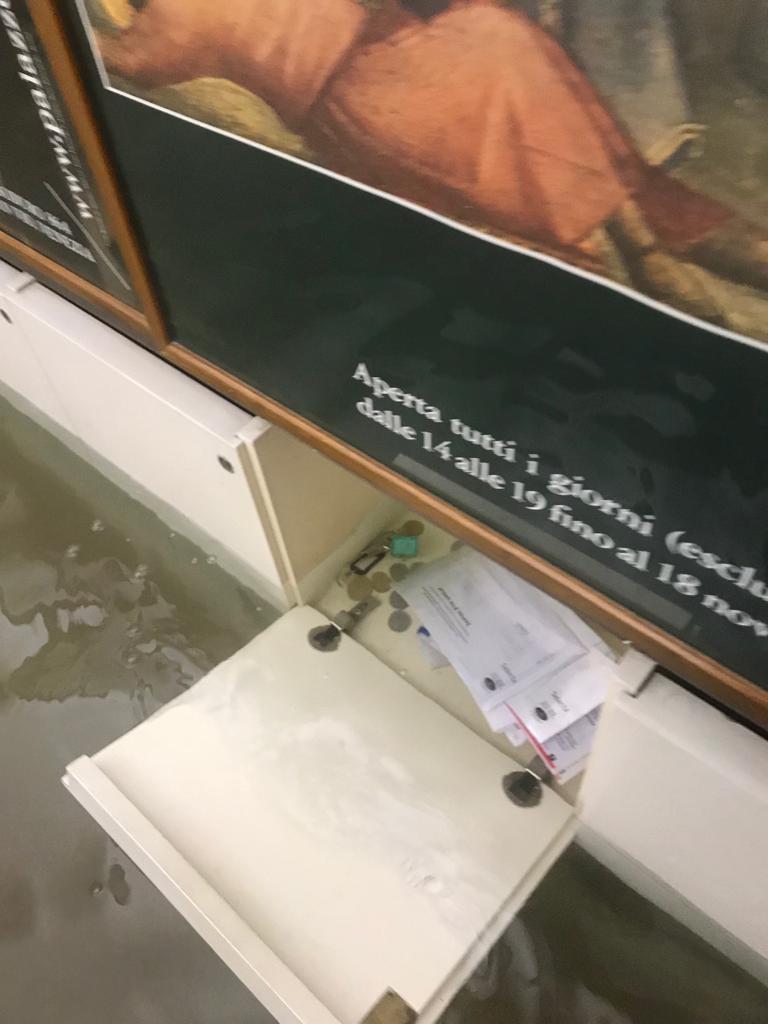 L'acqua invade i cassetti del corridoio d'ingresso (non era mai successo)