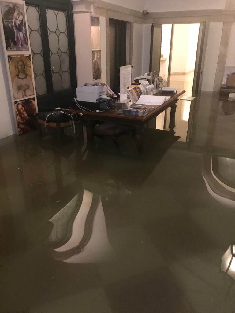 Il tavolo della biglietteria nell'atrio (si salvano a malapena registratore di cassa, computer e macchina per i biglietti)