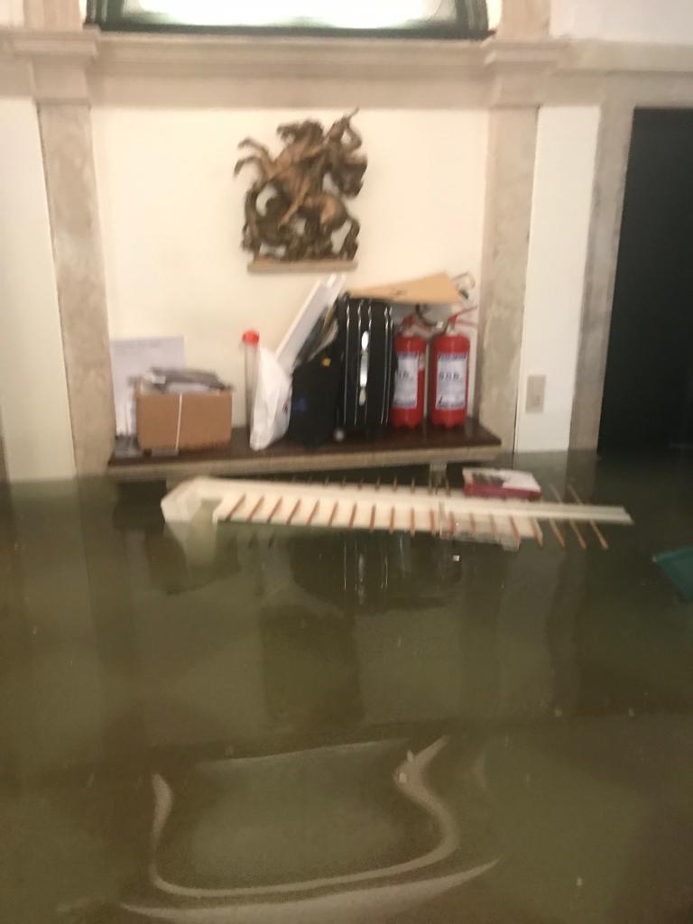 L'espositore ribaltato e la panca piena di oggetti che tentiamo di salvare