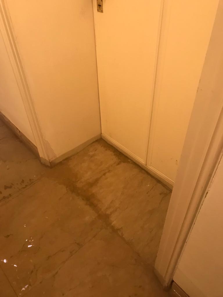 La porta dell'appartamento di Domizia che sta andando sott'acqua oltre i 160 cm (si arriverà a 187 cm)