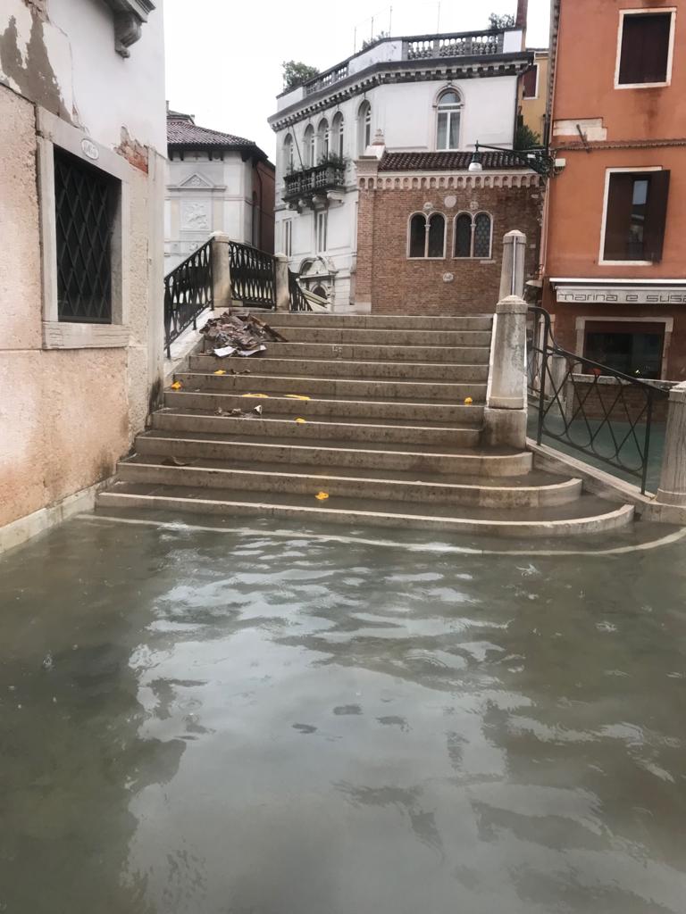 Il ponte di San Vio con i rifiuti che hanno raggiunto la sommità