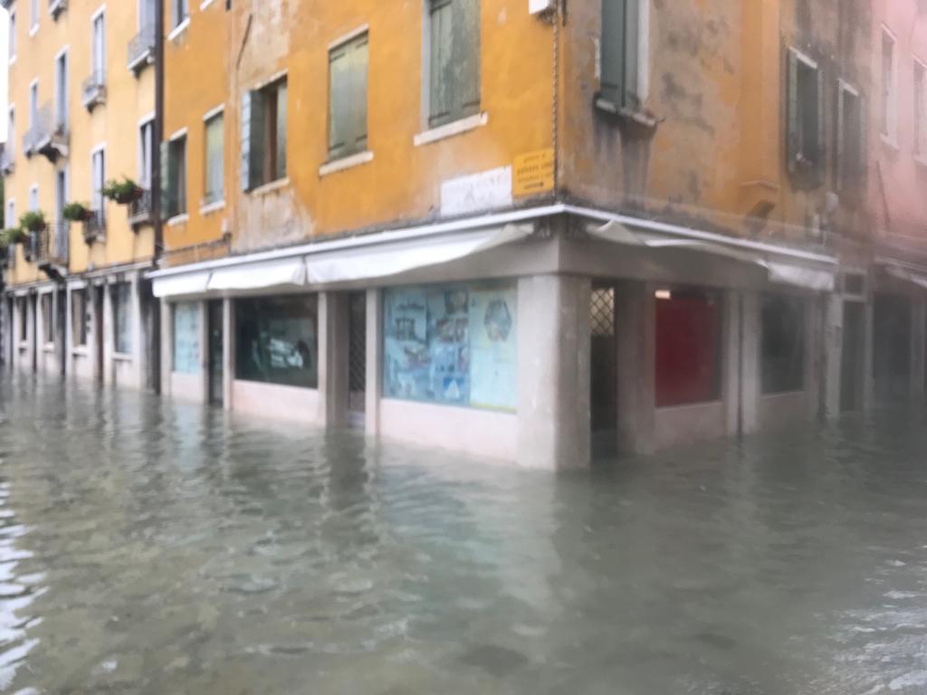 L'angolo del negozio con la marea non ancora al suo massimo