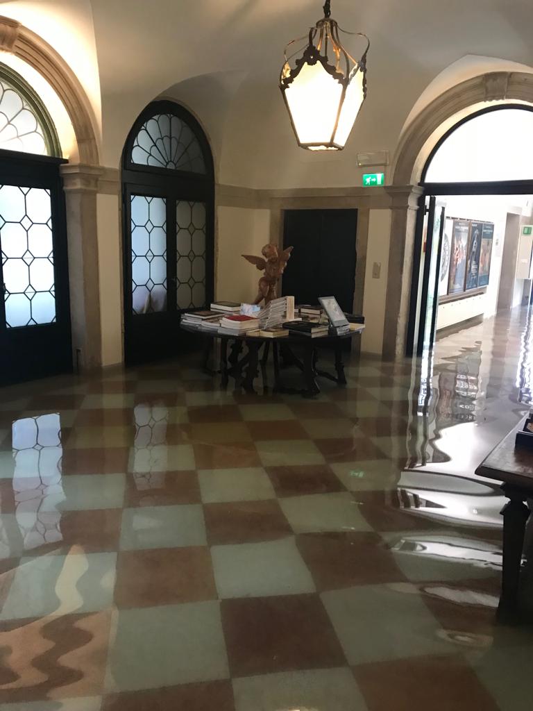 Atrio e tavolo del bookshop