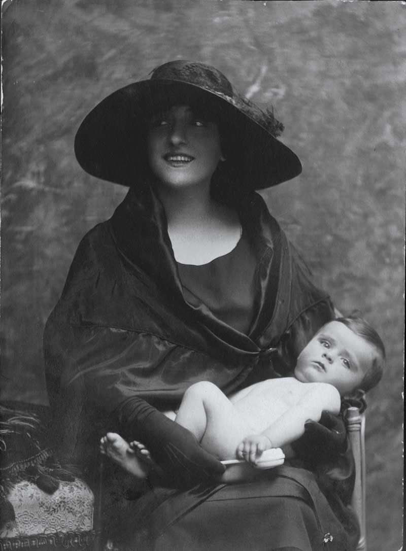 Lyda Borelli con il figlio Giorgio Cini